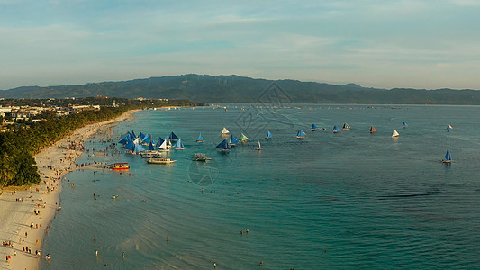 热带海滩和帆船 菲律宾博拉凯假期旅游景观蓝色酒店航行旅行晴天海岸线天空图片