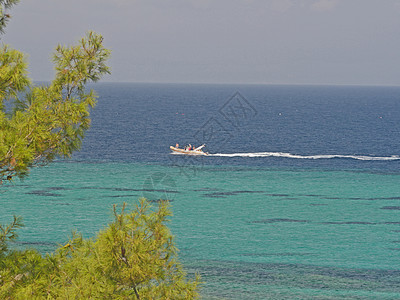 飞快的摩托艇从海上驶过图片