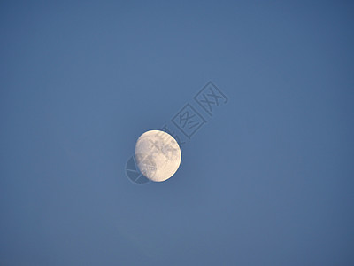 月亮在清蓝的天空中太阳天文学月球月光行星卫星日光天堂科学陨石图片