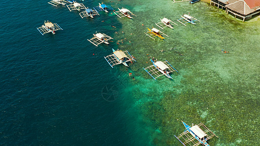 在菲律宾莫尔博尔岛珊瑚礁的游客潜游风景热带海洋游泳假期海岸旅行鸟瞰图潜水闲暇图片