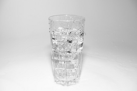 白底有冰的玻璃杯中喷水气泡立方体飞溅液体冰块玻璃苏打运动团体器皿图片