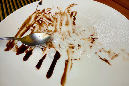 甜点吃完后带勺子的肮脏白色盘子桌子餐厅午餐时间打扫烘烤消费烹饪美食享受图片