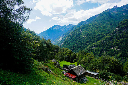 在瑞士Fusio附近的传统房屋中查看在阿尔卑斯山的瓦勒拉维扎拉图片