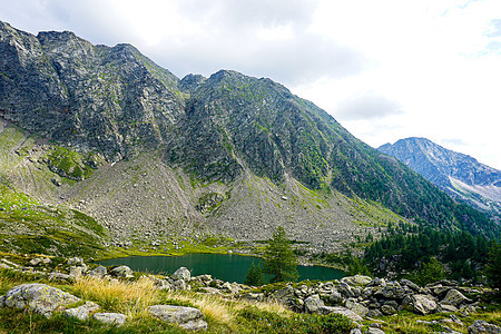 环绕着阿尔卑斯山脉美丽的全景 在蒙格诺拉湖上观测图片