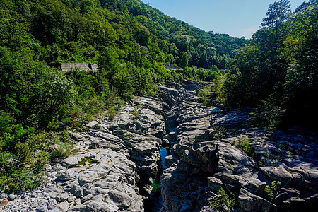 带水坑和岩石的马吉加河峡谷图片