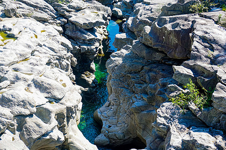 特写由Magigia河形成 水坑和岩石的峡谷图片