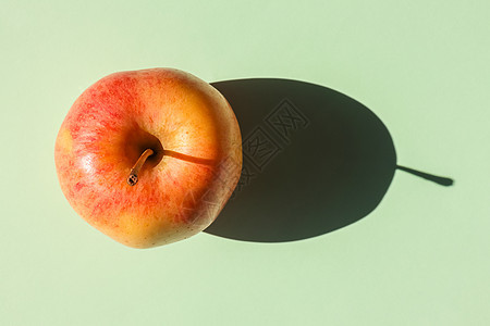 a 苹果 在普通背景上有一个硬阴影 从顶部的视图 对图案来说是空的营养甜点小吃市场水果季节饮食农场农业收成图片