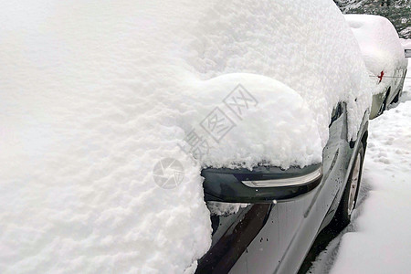 车被雪覆盖着 欧洲雪图片