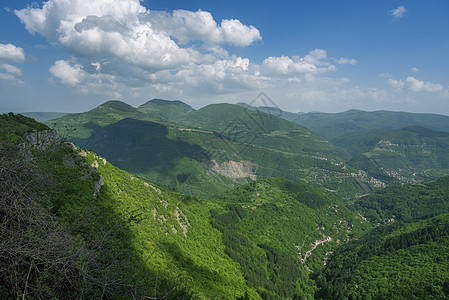 河流里的里拉山岩石生态林地爬坡松树旅游石头树木旅行森林图片