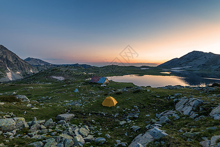 卡梅尼察山峰和特夫诺湖的日落风景远足爬坡全景旅行反射天空岩石娱乐旅游生物圈图片