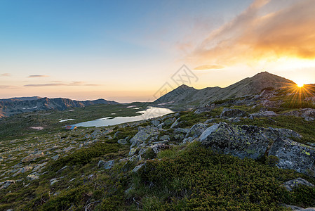 卡梅尼察山峰和特夫诺湖的日落风景晴天反射假期生物圈路线旅行皮林岩石天空旅游图片