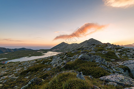 卡梅尼察山峰和特夫诺湖的日落风景岩石娱乐太阳环境全景假期旅游顶峰旅行生物圈图片