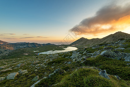 卡梅尼察山峰和特夫诺湖的日落风景顶峰旅游娱乐爬坡岩石晴天生物圈国家反射皮林图片