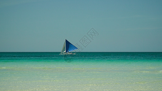 在蓝海航行的船 菲律宾波拉凯岛海岸线海岸海洋海滩游艇天堂热带岛屿帆船海景图片
