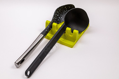 站好 大勺子的托盘 拉链 搅拌机厨具器具项目食物盘子烹饪绿色餐具黑色用具背景图片