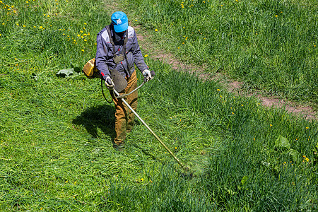 TULA 俄罗斯-2020年5月19日 俄罗斯官方草坪工人用双周期发动机弦断裂机砍伐绿草 从上到下视线图片