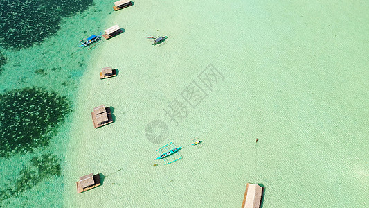 卡拉莫群岛的漂浮小屋 顶层风景是带有漂浮拐杖的环礁湖图片