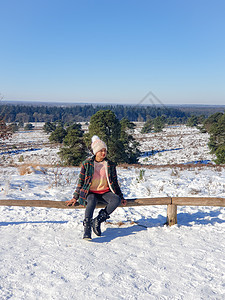 荷兰冬季天气期间由在荷兰覆盖的自然公园积雪天空地毯蓝色远足森林地面女士小路农村荒野图片