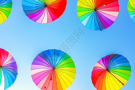 蓝色天空的彩色雨伞图片