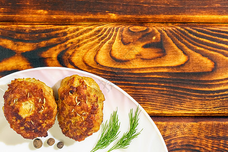 木头背景的板块上的切片盘子乡村火鸡烧烤胡椒桌子营养餐厅午餐鱼片图片
