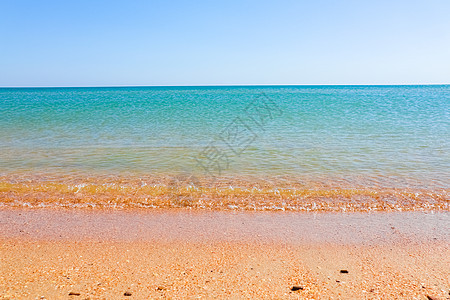 桑迪海滩上的蓝色海洋的软波 背景 有选择的重点天气休息阳光泡沫海景液体波纹游泳流动海滨图片