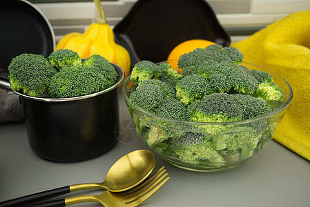 准备在厨房桌上吃饭的花椰菜植物维生素农业食物养分烹饪蔬菜饮食沙拉平底锅图片