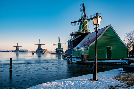 荷兰村的风车雪 冬季历史上的木制风车旅游房子历史性文化农村传统建筑学国家旅行蓝色图片