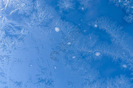 在一个非常寒冷的冬日 窗户上美丽的冰花薄片玻璃石头霜花天空蓝色雪花季节水晶磨砂图片