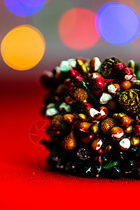 五颜六色的装饰圣诞花环在模糊的灯光背景下被隔离饰品圣诞礼物礼物圣诞彩灯卡片风格庆典金子图片