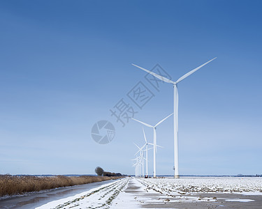 蓝天下方圆地的杜特奇产雪田和风力涡轮机地平线农村活力农场季节翅膀发电机风车风能生态图片