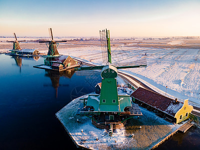 荷兰村的风车雪 冬季历史上的木制风车国家传统蓝色旅行桑色天空建筑博物馆村庄旅游图片