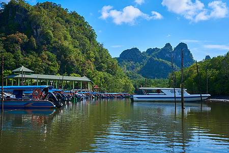 热带岛兰卡维的河岸码头反射港口旅行钓鱼旅游天空帆船运输木头丛林图片