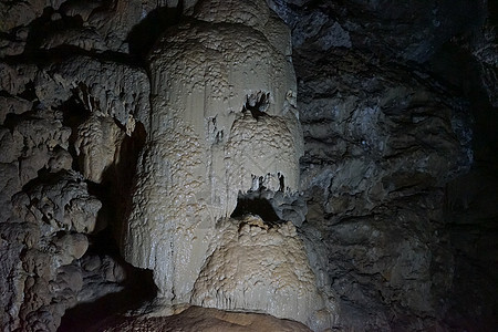 阿布哈兹的地下洞穴 黑暗中的定形物和stalagmites图片