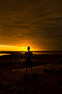 澳大利亚格拉德斯通风景观望站 澳洲的奥斯特里亚与三个湖泊相背 享受着美丽的日落的正人君子的脚影假期湿地中心岩石阳光环境沙漠游客全图片