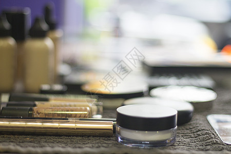 桌上的化妆品种类繁多睫毛膏团体眼影桌子抛光粉色奶油刷子眼睛调色板图片