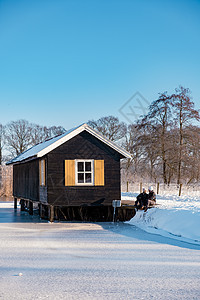 覆盖在荷兰的雪地景观中场地历史性蓝色天空农场风景旅行建筑学文化中年图片