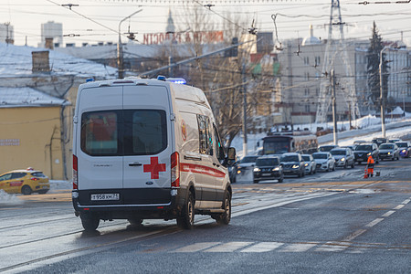 白色救护车小客车在冬季湿街道上行驶骑术帮助交通汽车援助诊所药品货车运输情况图片