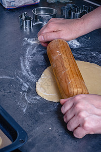 女人在家厨房做黄油曲奇饼的床单糕点面包木板女士烘烤馅饼食谱蛋糕食物图片