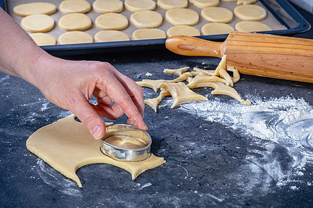 女人在家厨房做黄油曲奇饼的食物糕点滚动烹饪面包烘烤面包师食谱桌子蛋糕图片