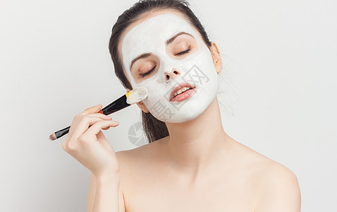 女人肩膀赤肩 用化妆刷在脸上女性肤色成人美容师沙龙福利工作室温泉程序化妆品图片