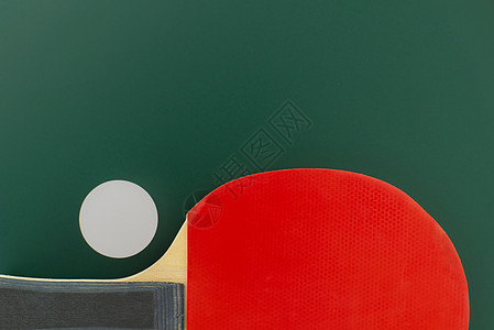 绿背景的表桌网球设备图片