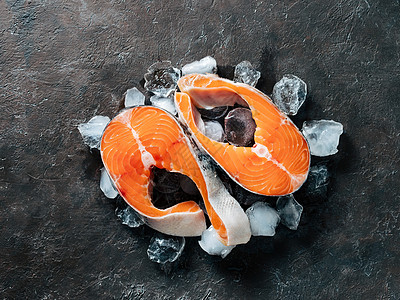 两块野生野鲑鱼牛排美食背景黑色烹饪饮食红色鳟鱼荒野海鲜美味图片