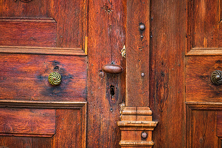 特写一扇旧木棕色门的细节入口金属古董建筑学材料木质风格装饰木头房子图片