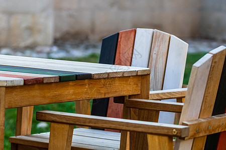空桌紧闭 空椅子放在当地户外休息室的沙发上 罗马尼亚 2021年图片