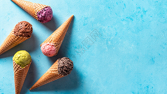 甜锥冰淇淋勺 蓝色复制空间饼干甜点横幅高架锥体巧克力抹茶冰淇淋开心果圣代图片
