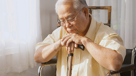 仅坐轮椅的年长病人患有五肢残疾头发房间寂寞保健退休护理思维药品男人诊所图片