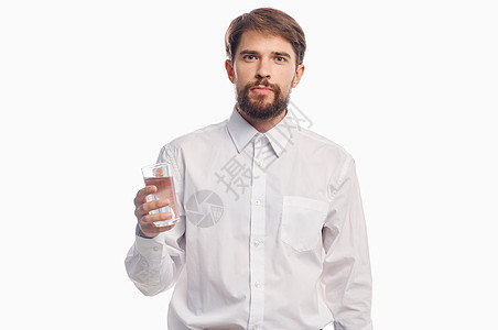 长得帅的男子 有水杯 健康的生活方式 白衬衣浅色背景矿物电脑瓶子男人生活就寝饮食微笑男性时间图片