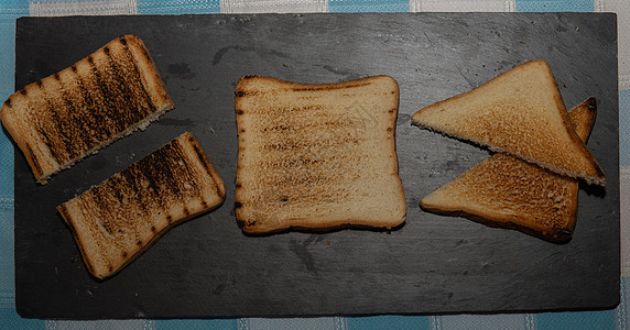 三片烤面包 黑色背景的黑底面包食物黄油覆盆子小麦营养坚果午餐小吃浆果早餐图片
