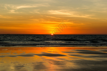 美丽的天空在有线海滩上晒日落     奥斯特里安 布罗梅自由人冷泉爱情黑帮漫游自由化门申自然界地区生活图片