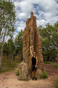 澳大利亚北部地区Litchfield国家公园的Tite Mound昆虫公园土壤蚂蚁领土成人旅游天空游客爬坡图片